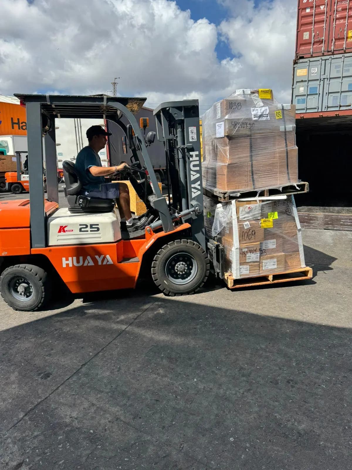 Autoelevador con mercadería paletizada en depósito