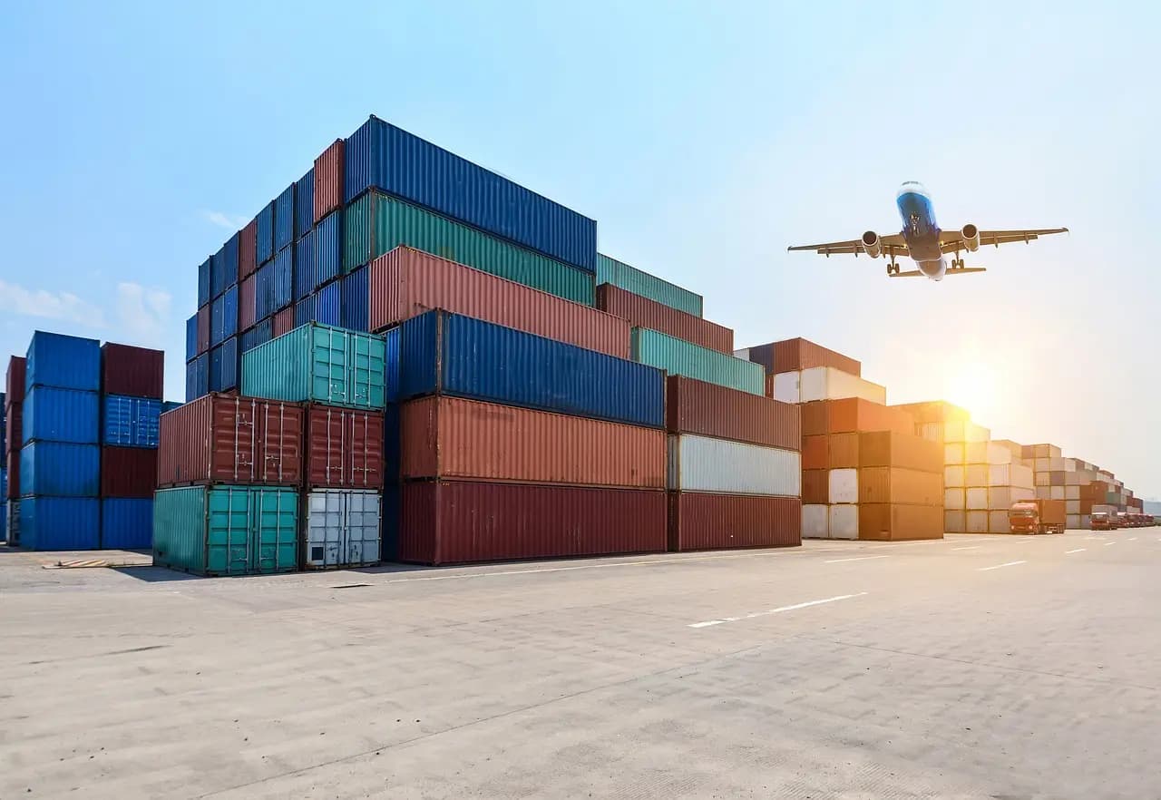 Containers con grúa — transporte multimodal